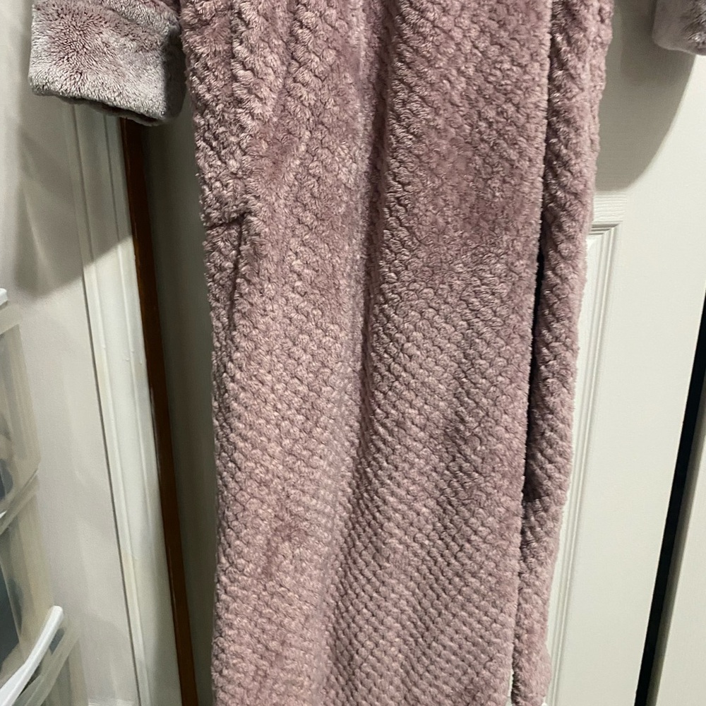Luxurious Mauve Plush Robe - Picture 5 of 6